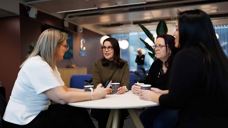 Tekoäly jää organisaatioissa tehokkuustyökaluksi – strategiset riskit tunnistetaan heikosti