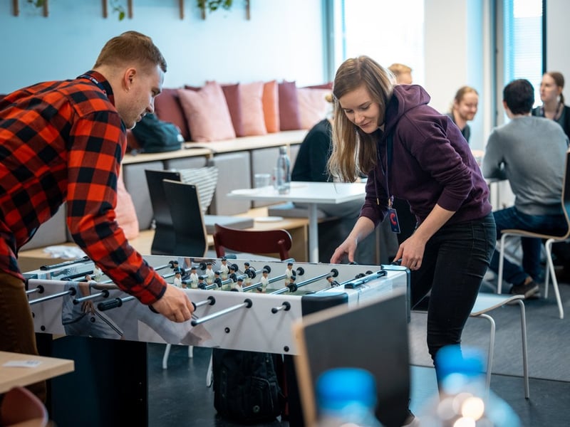 Kattavan perehdytyksen kautta tositoimiin – Kesäkoodarien kokemuksia